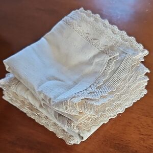 Vintage Style Elegant Cream Lace-Trimmed Napkins